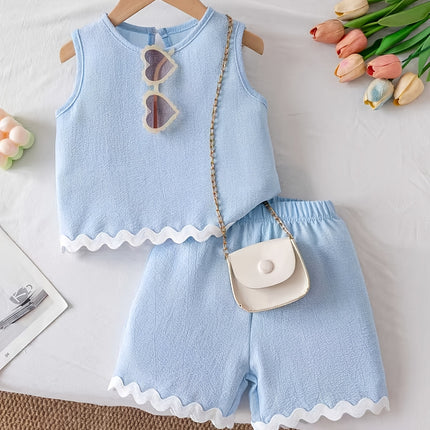 Meisjes Zomer 2-delige Set: Mouwloze Top en Korte Broek met Geschulpte Zoom, Frisse en Modieuze Outfit. Lichtblauwe Peuter Set: Mouwloze Tanktop + Korte Broek, Zachte en Ademende Zomerbovenkleding. Meisjes Zomer 2-delige Set met Geschulpte Kanten Afwerki