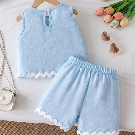 Meisjes Zomer 2-delige Set: Mouwloze Top en Korte Broek met Geschulpte Zoom, Frisse en Modieuze Outfit. Lichtblauwe Peuter Set: Mouwloze Tanktop + Korte Broek, Zachte en Ademende Zomerbovenkleding. Meisjes Zomer 2-delige Set met Geschulpte Kanten Afwerki